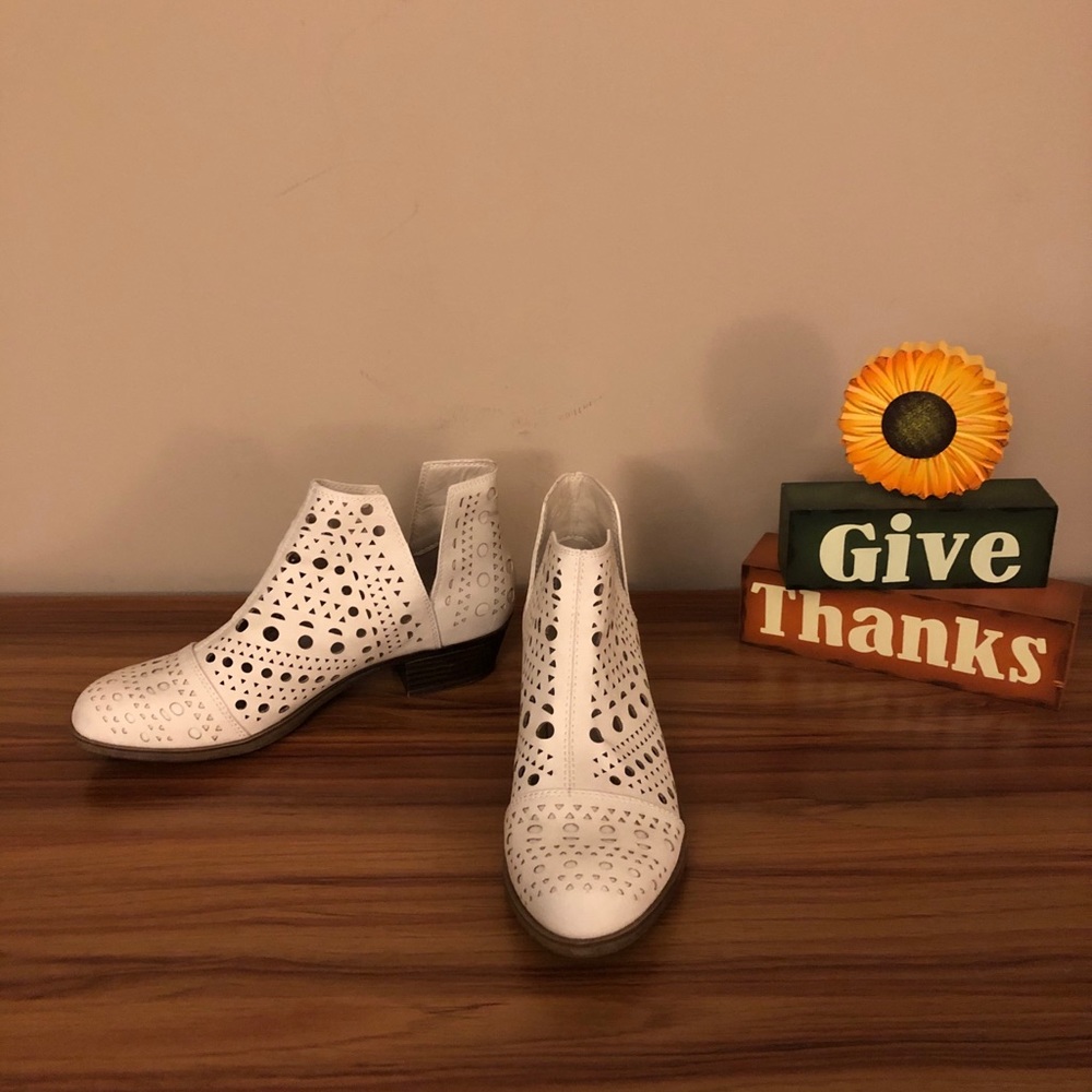 😍 BLOW PUT FINAL SALE!! NEW W/OUT TAG RAMPAGE IVORY ANKLE BOOTIES SPRING SZ 7.5